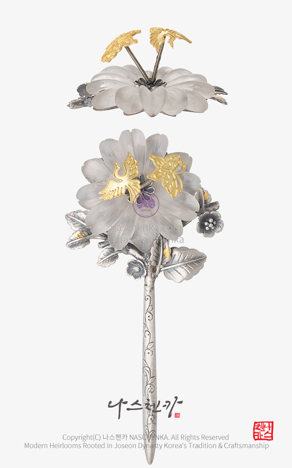 [나스첸카] 화이트 꽃 송과 나비  떨 뒤꽂이 – 은 세공 · 골드 도금 헤리티지 은 장신구 뒤꽂이 