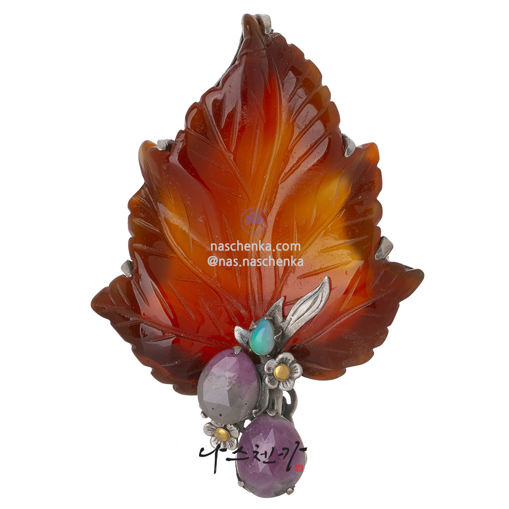 Agate brooch