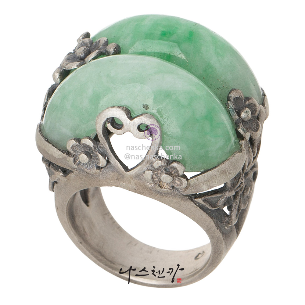Jade gemstone ring