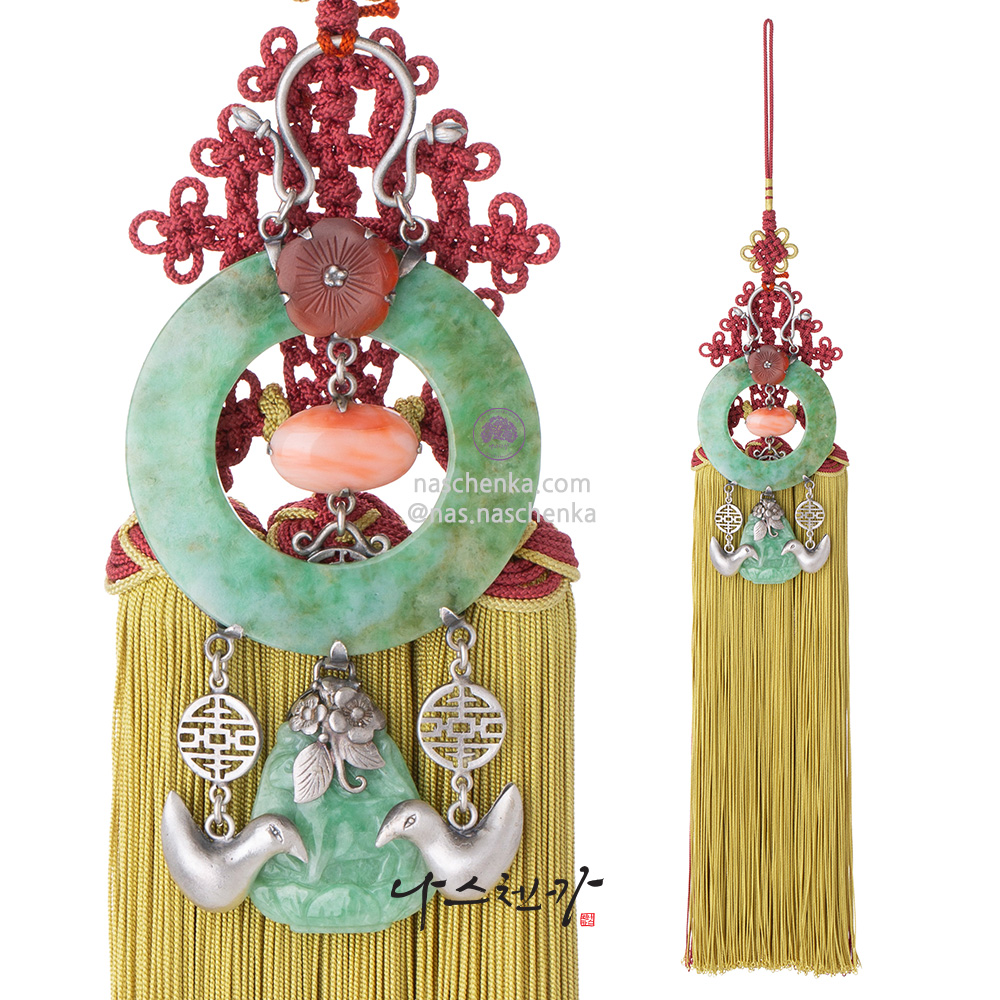 Jade coral norigae pendant